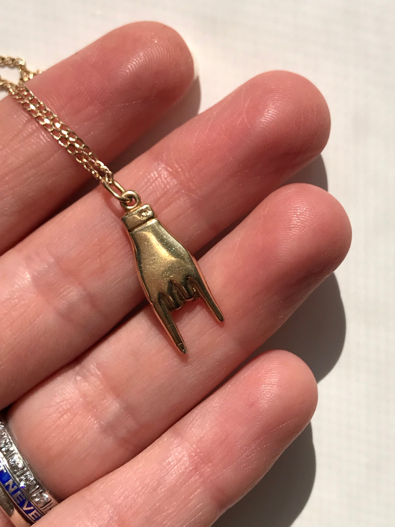 Pendentif Ancien Main Mano Cornuto En Corail Et Métal Doré – XIXe Siècle – Protection Contre Le Mauvais œil